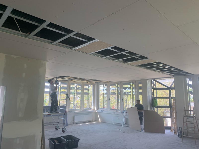 Montage der neuen Gipskartondecke mit Unterkonstruktion am Fensterband