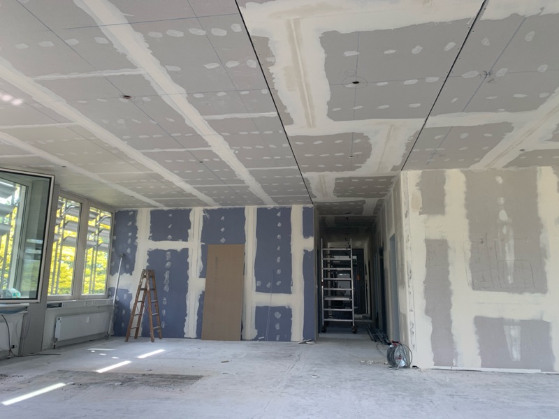 Verspachtelte Trockenbauwände und Decke im Praxisraum