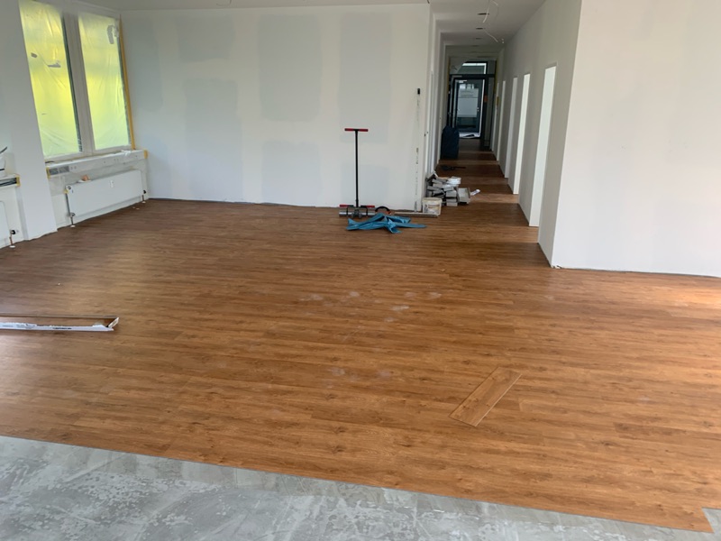 Frisch verlegter Designboden in Holzoptik im großen Behandlungsraum