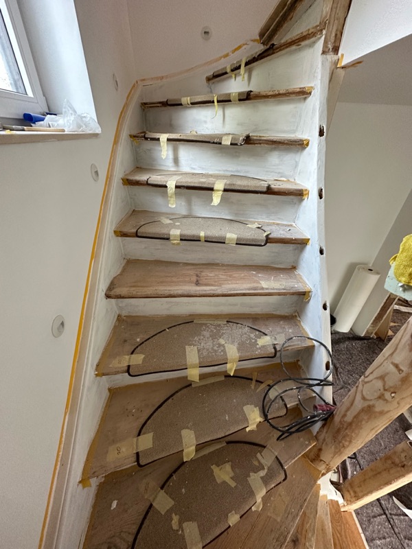 Treppensanierung in Arbeit, abgeklebte Stufen mit alten Belagsresten