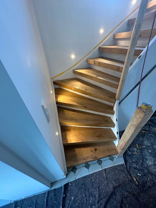 Renovierte Wendeltreppe mit neuen Eichenstufen und Treppenbeleuchtung