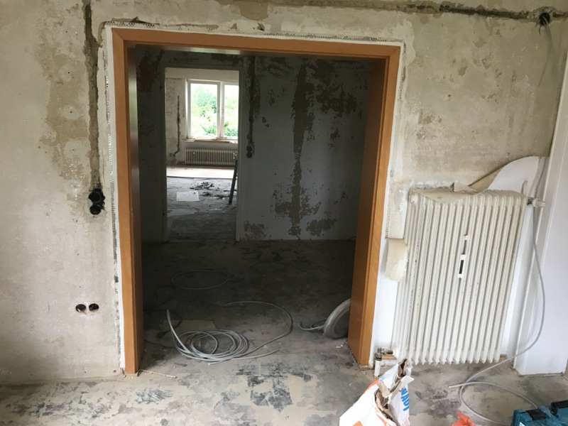 Türdurchgang mit Holzzarge in entkernter Wohnung während der Sanierung