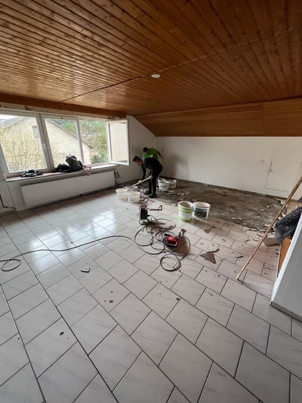 Entfernung des alten Bodenbelags im Dachgeschoss mit Holzdecke