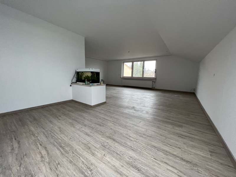 Komplett sanierter Dachraum mit Vinylboden in Holzoptik und Raumteiler