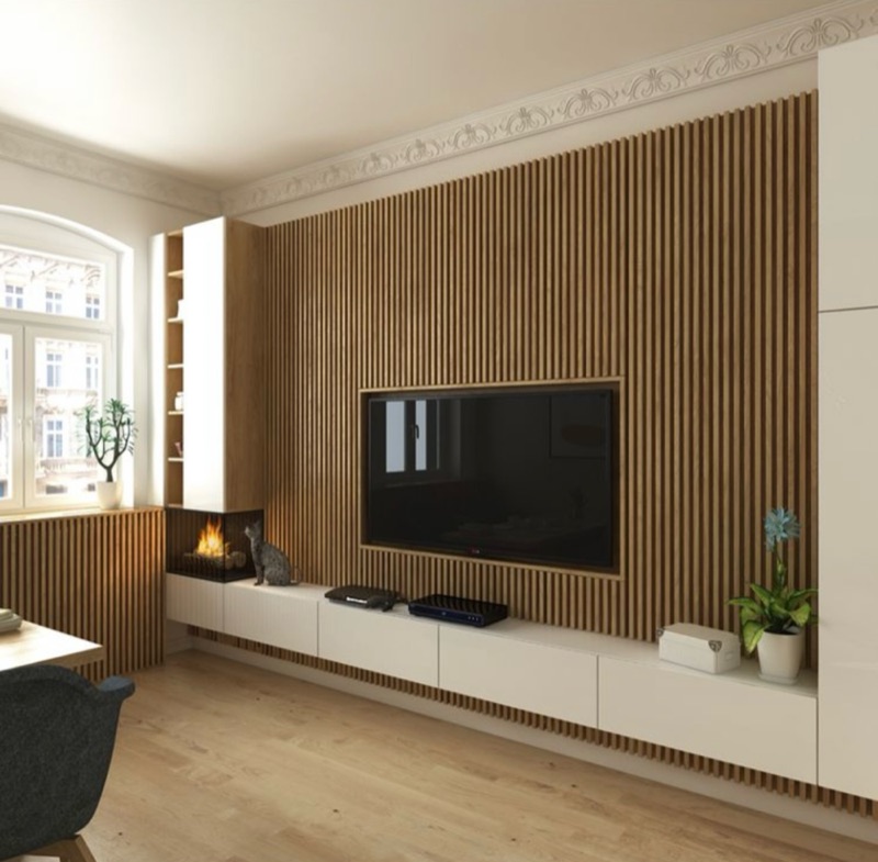 TV-Wand mit vertikalen Holzlamellen, Kaminofen und weißen Hängeschränken