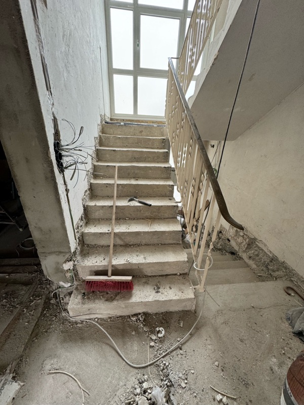 Alte Betontreppe mit entferntem Belag vor der Renovierung