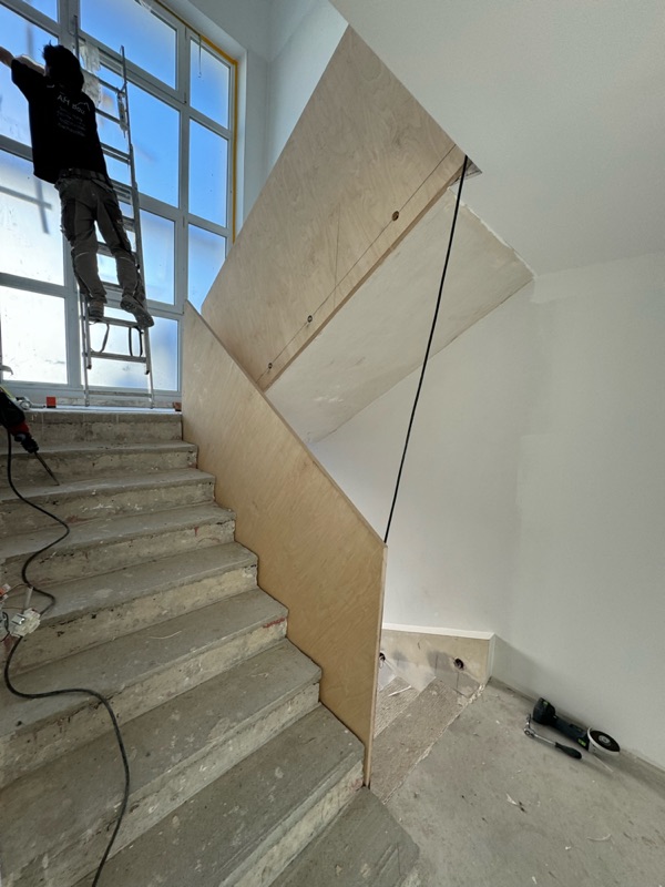 Aufbau der neuen Brüstungskonstruktion aus Holzwerkstoffplatten