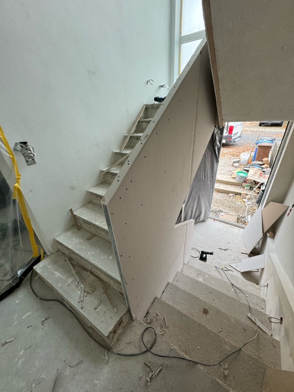 Treppenbrüstung mit Gipskartonplatten beplankt